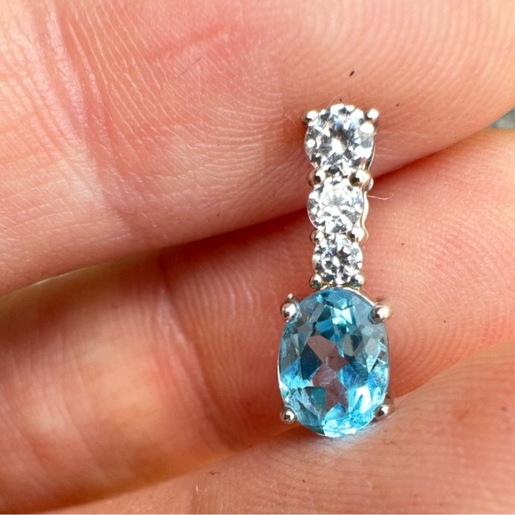 Estate Jewelry - Solid sterling genuine blue topaz/goshenite pendant _super sparkly